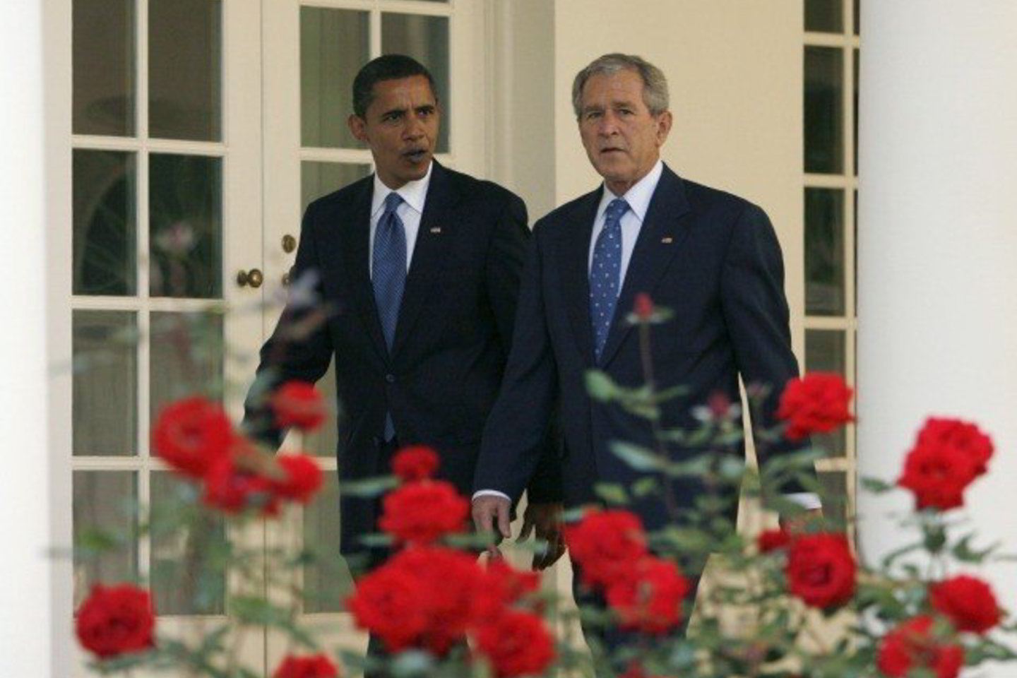 G.W.Bushas pravedė B.Obamai ekskursiją pro Baltuosius Rūmus.
