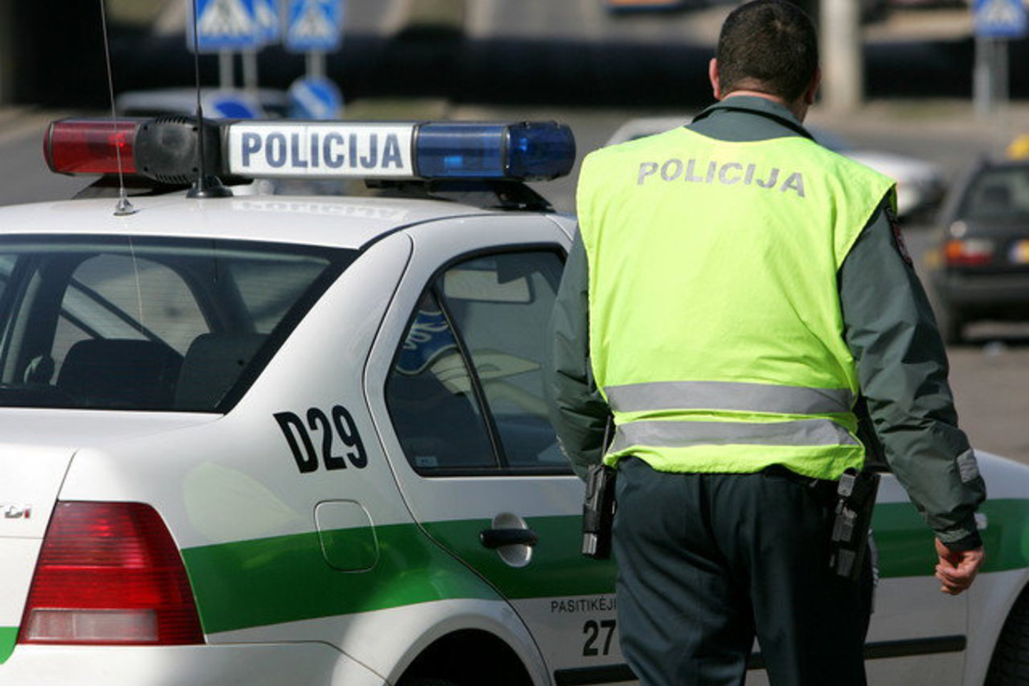 Staiga lyg iš niekur užpuolė jaunas, energingas uniformuotas vyriškis, kuris nieko neaiškindamas(net mandagiai to prašant) įsakė: „Praeinam!“.
