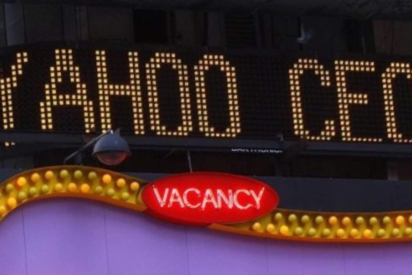 Nepavykus ištraukti kompanijos iš finansinės duobės, kompanijos įkūrėjui J. Yangui nebeliko nieko kita, kaip tik atsistatyti iš „Yahoo“ vadovo posto.