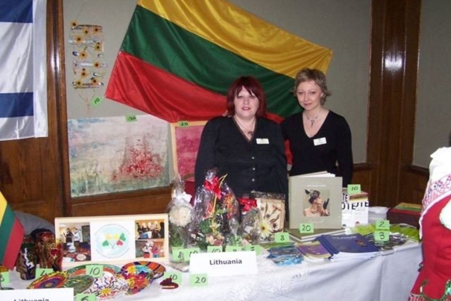 Lietuvos ambasados stende mugės lankytojai galėjo įsigyti meno dirbinių, suvenyrų, lietuviškos muzikos įrašų.