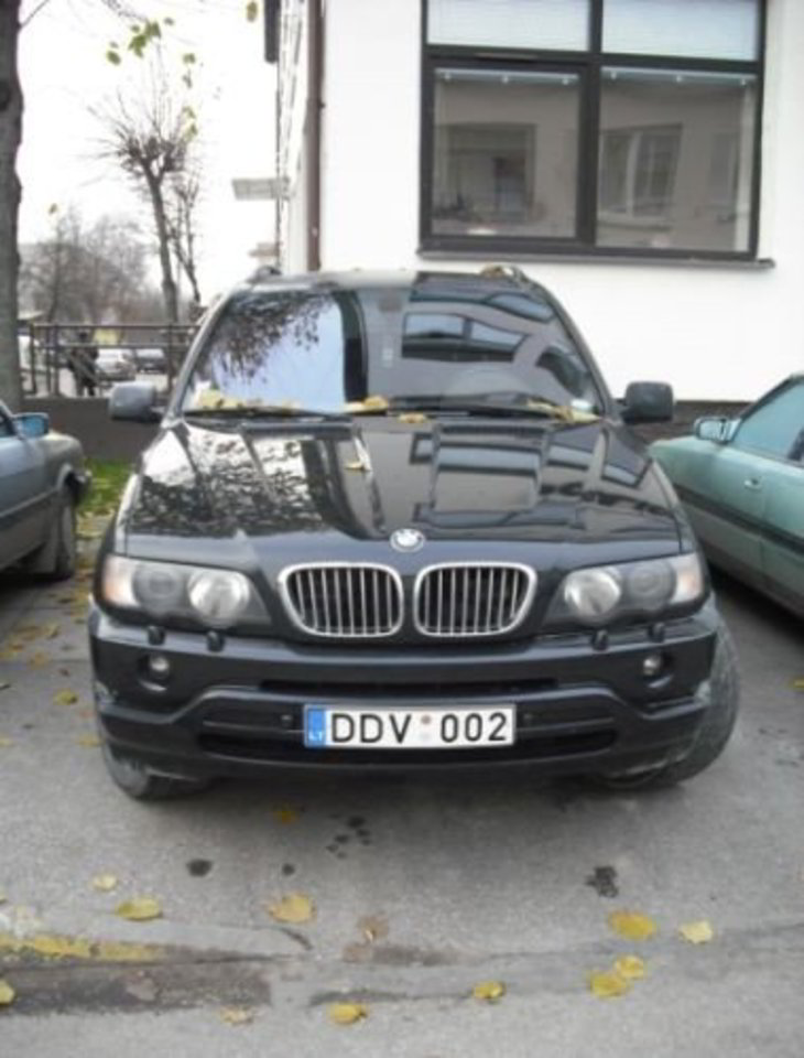 Važinėti automobiliais tamsintais stiklais draudžia įstatymas.