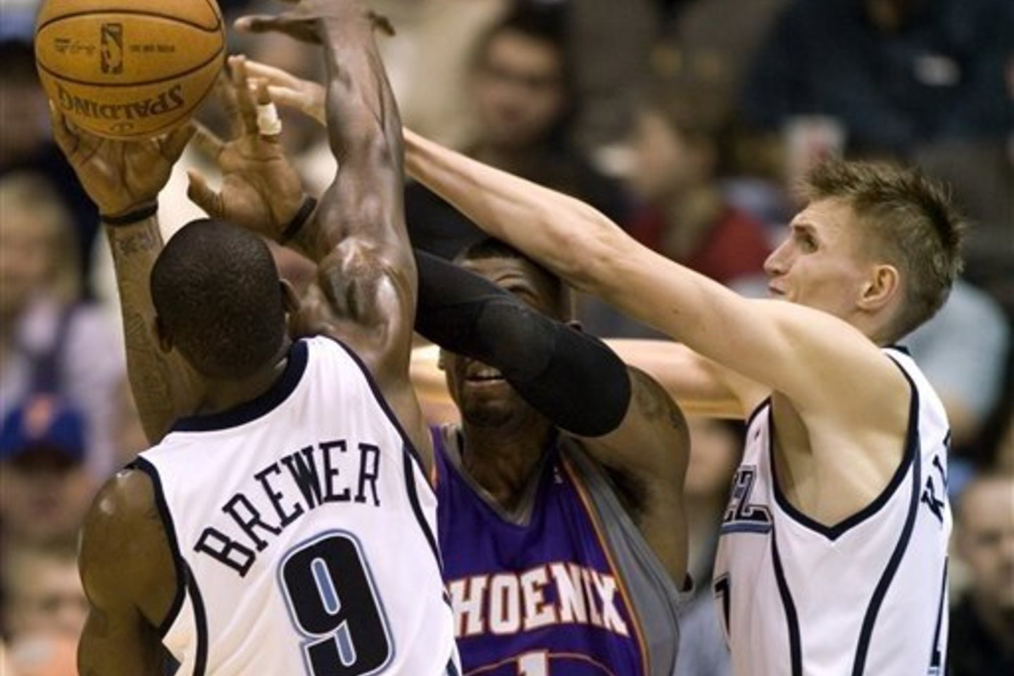 Rugtynių akimirka: Jutos „Jazz“ krepšininkai bando sustabdyti „Suns“ lyderį A.Stoudamire'ą.