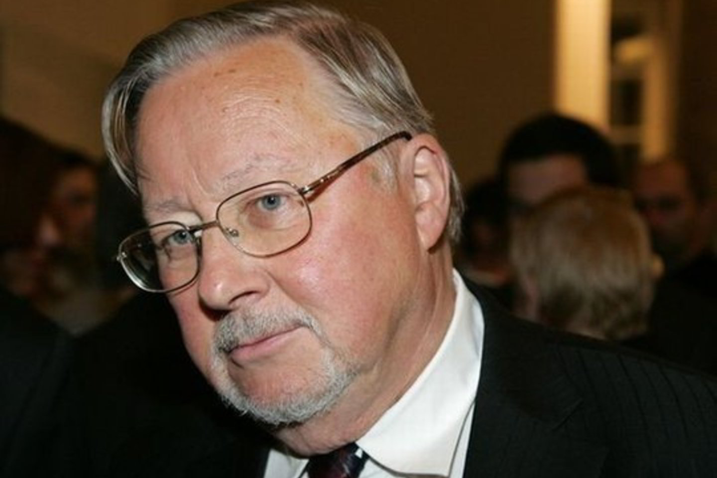 V.Landsbergis: "Keista, kodėl Berlyne rašantis žurnalistas taip formuluoja ir ar iš tiesų ką nors cituoja, bet Lietuvos diplomatija galėtų paprašyti, kad nei Komisija, kurioje esame, nei Vokietija, su kuria draugaujame, nebūtų net žodynu gretinamos su anų nelemtų laikų veikėjais".