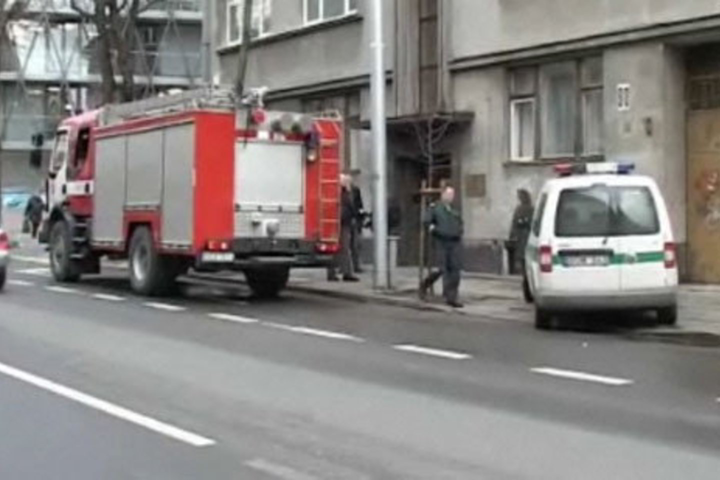 Kartu su policija atvykę ugniagesiai voką su nuodingomis medžiagomis išvežė, kad būtų atlikta cheminė ekspertizė.