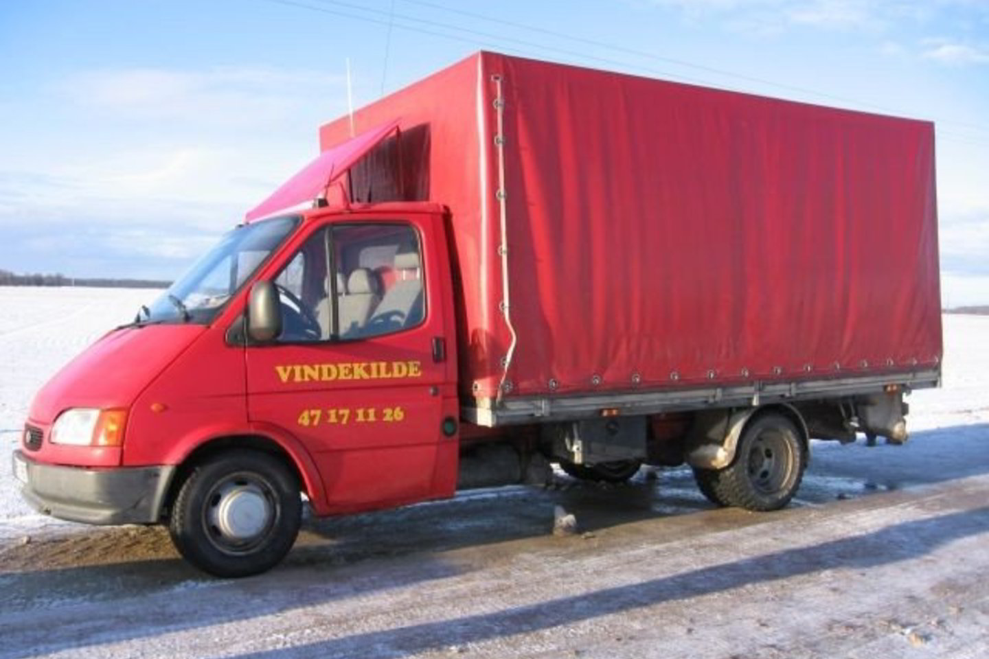 Mikroautobuso kėbule buvo prikrauta cigarečių dėžių.