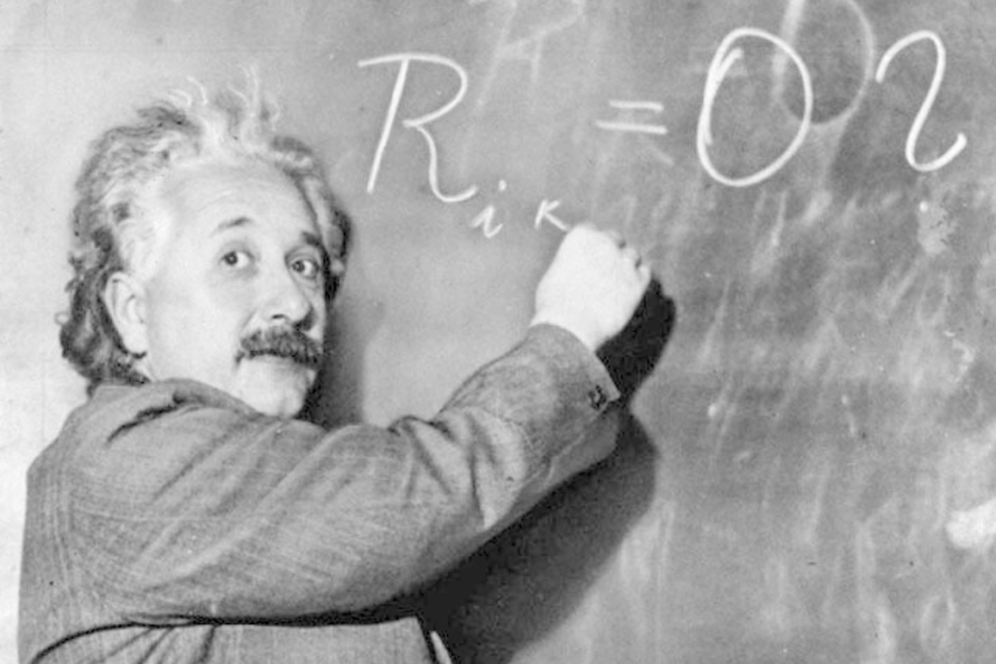 Buvo įrodyta, kad energija ir masė yra lygiavertės sampratos. Būtent taip aiškinama 1905 metais paskelbtoje A.Einsteino specialiojoje reliatyvumo teorijoje.