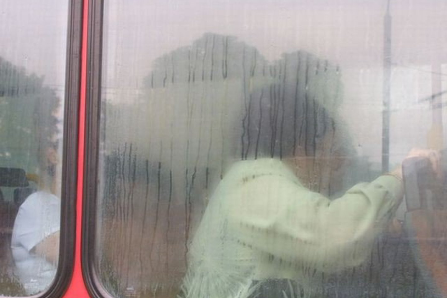 Dviems vyrams įveikus aršuolį, įvykiai pasisuko netikėtai. Įsižeidęs ir nuskriaustuoju pasijutęs 18-metis nuskubėjo į namo, apie autobuse patirtus nuotykius pranešė motinai.