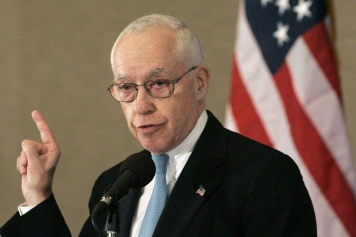 M.Mukasey prarado sąmonę sakydamas kalbą per Federalistų draugijos vakarienę.