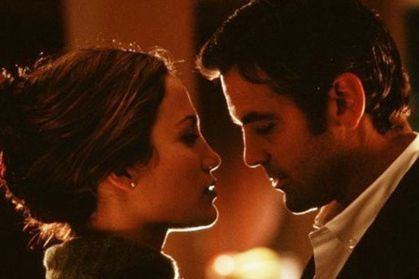 Pagrindinius vaidmenis sukūrė Holivudo aktoriai George'as Clooney ir Jennifer Lopez.