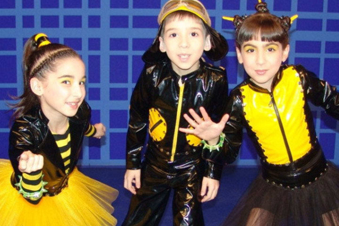 Gruzinai ant scenos dūzgė bitutėmis.
