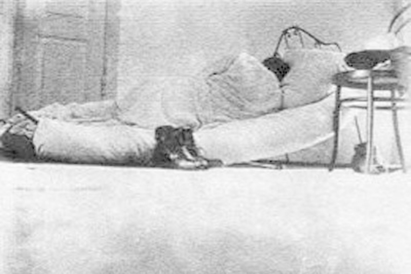 R.Lileikio sukurtoje juostoje "Dangaus šešėlyje" panaudotos unikalios paties M.K.Čiurlionio darytos nuotraukos.