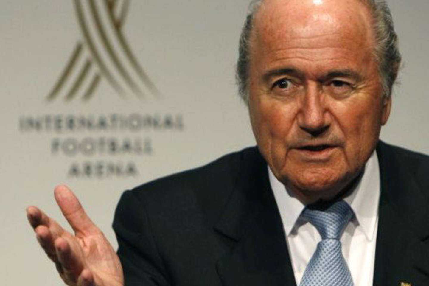 FIFA prezidentas S.Blatteris buvo įspėjęs Peru futbolo federaciją iki lapkričio 24 dienos baigti tebesitęsiančius nesutarimus su šalies vyriausybe.