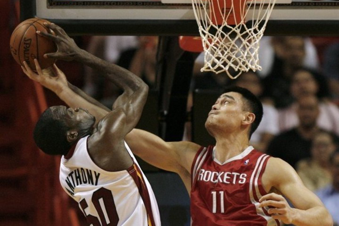 „Heat“ - "Rockets" rungtynių akimirka: Hiustono klubo aukštaūgis Y.Mingas (dešinėje) bando sustabdyti J.Anthony.