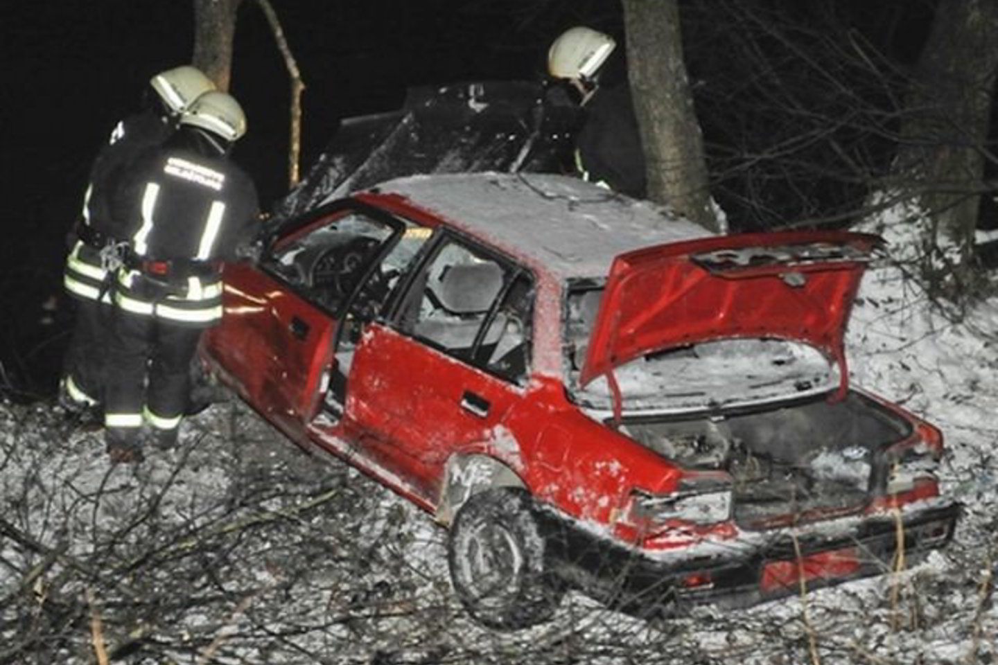 Automobilis nuvažiavo nuo skardžio.