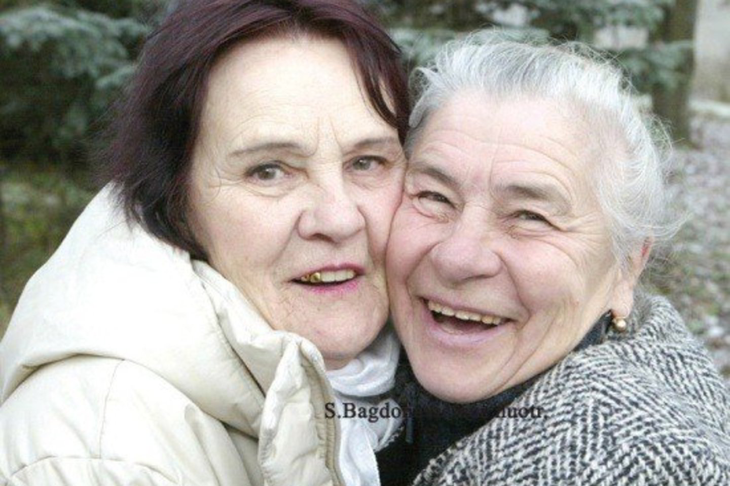 Pusseserės J.Baltinia (kairėje) ir A.Šešelgienė per giminės suvažiavimą susitiko po 40 nesimatymo metų.