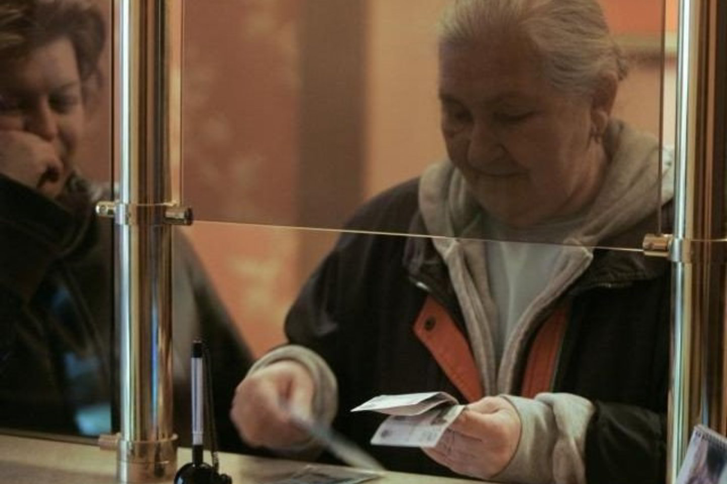 Rusijos indėlininkai atsiima pinigus iš mažų ir vidutinių bankų, kurie nėra tokie atsparūs netektims, kaip stambieji.
