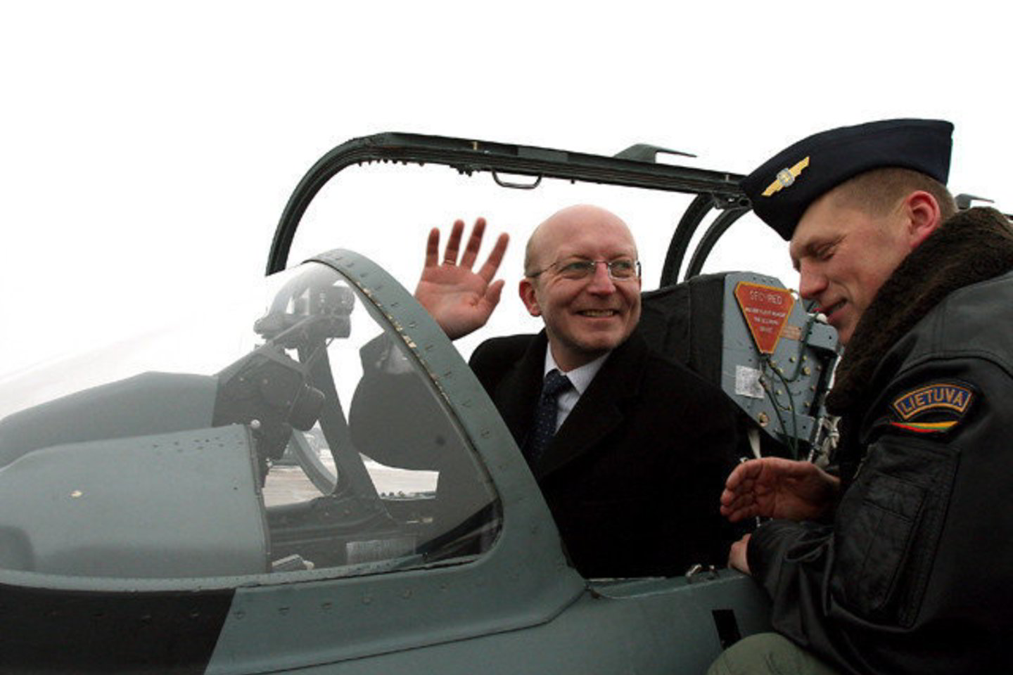 Trečiadienį naujasis Seimo vadovas lankėsi Lietuvos karinių oro pajėgų Aviacijos bazėje Šiauliuose.
