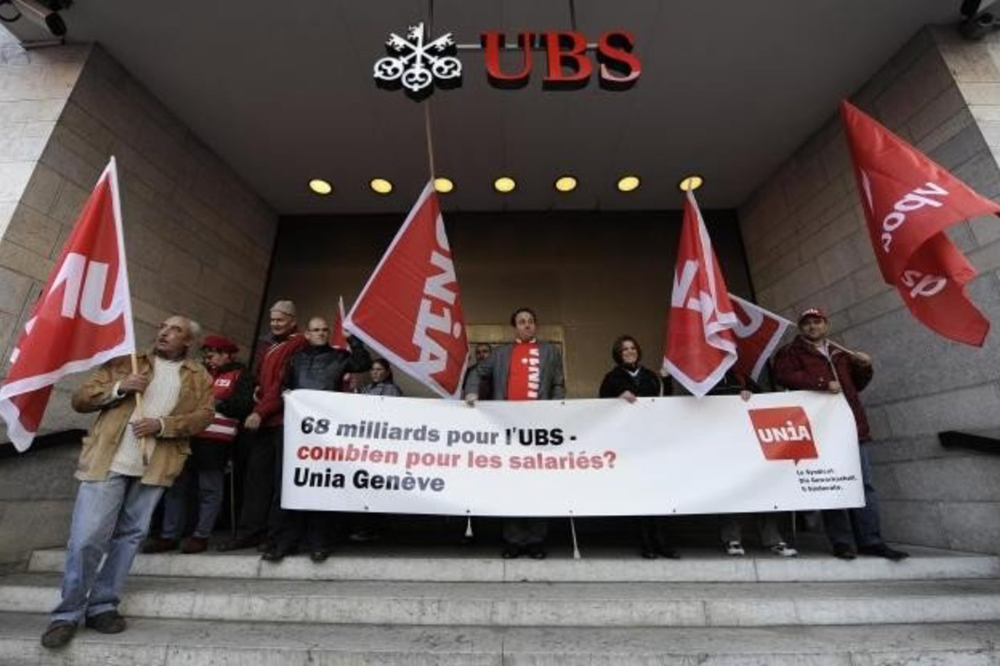 Ties UBS banko būstinėmis protestuotojai reikalavo teisingumo.