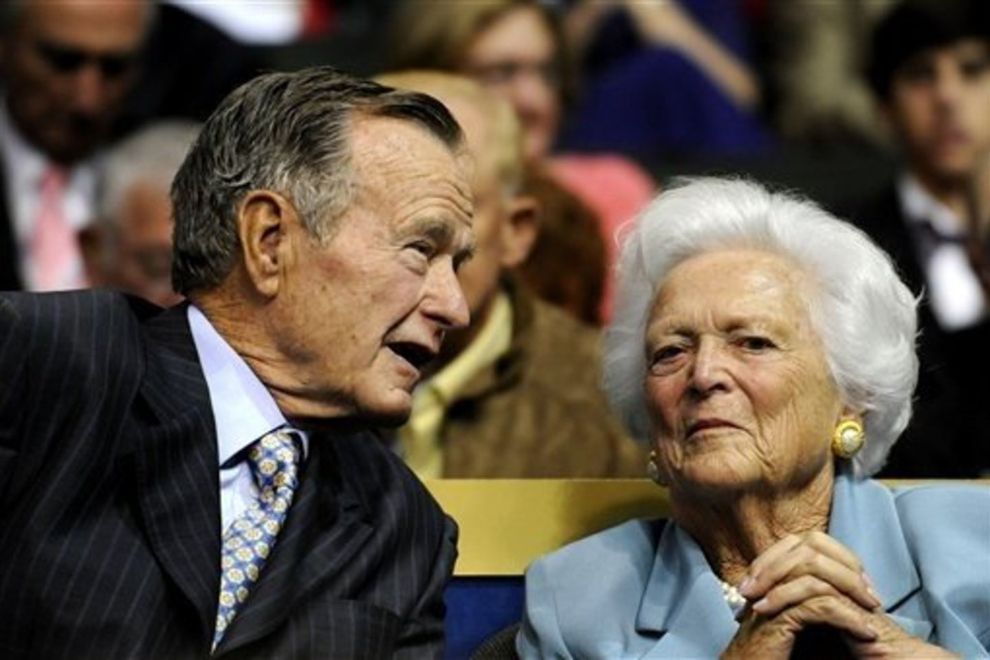 Ligoninėje kartu su B.Bush yra jos vyras, buvęs prezidentas George'as Bushas,