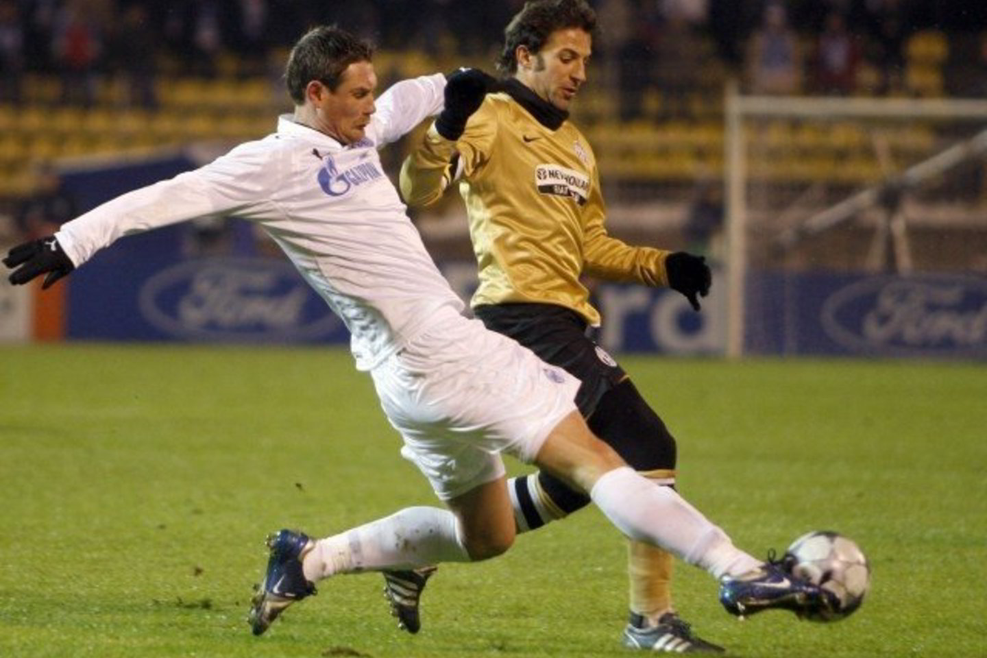 "Juventus" lyderis A. Del Piero (dešinėje) dėl kamuolio kovoja su I.Krizanacku.