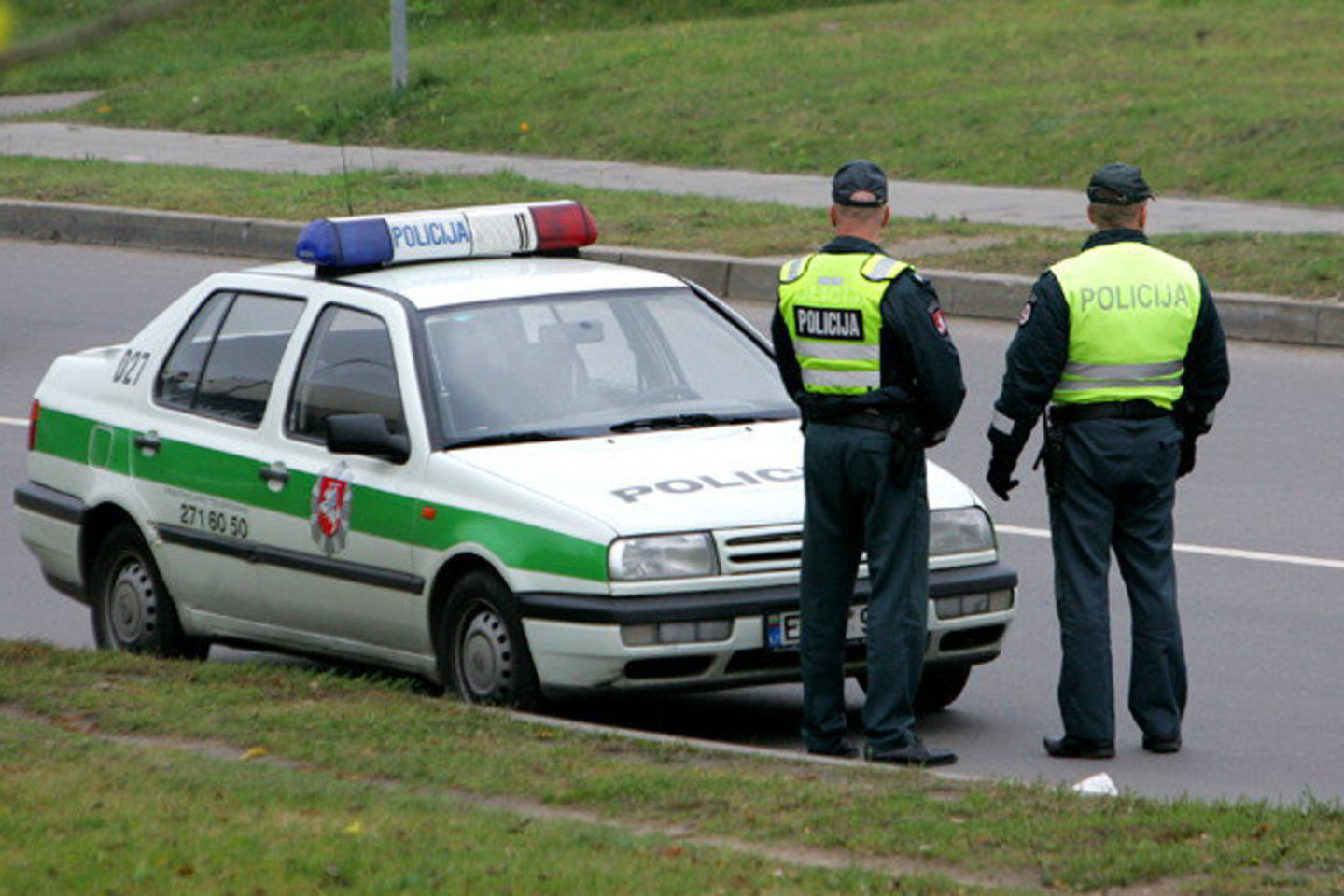 Neblaivi kaunietė bandė sprukti iš automobilio, apdaužė pareigūnus.