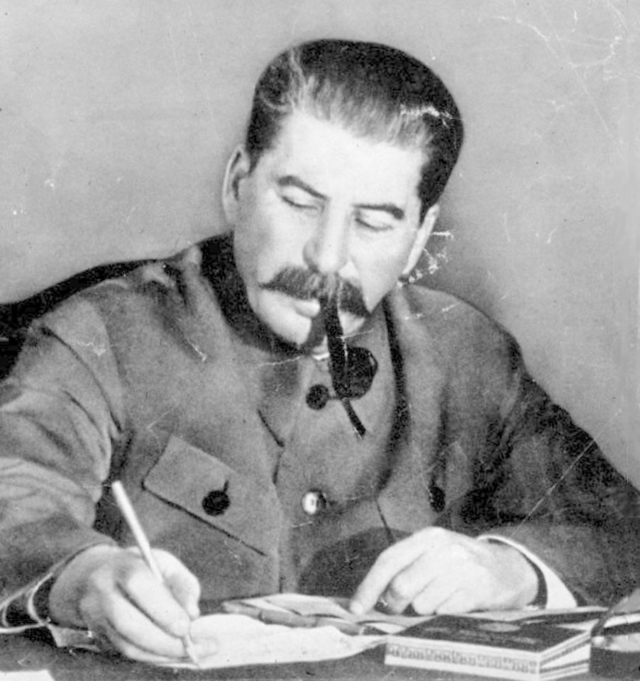 Popas leido Stalino ikonai patekti į cerkvę, tačiau vėliau ji buvo iškelta.