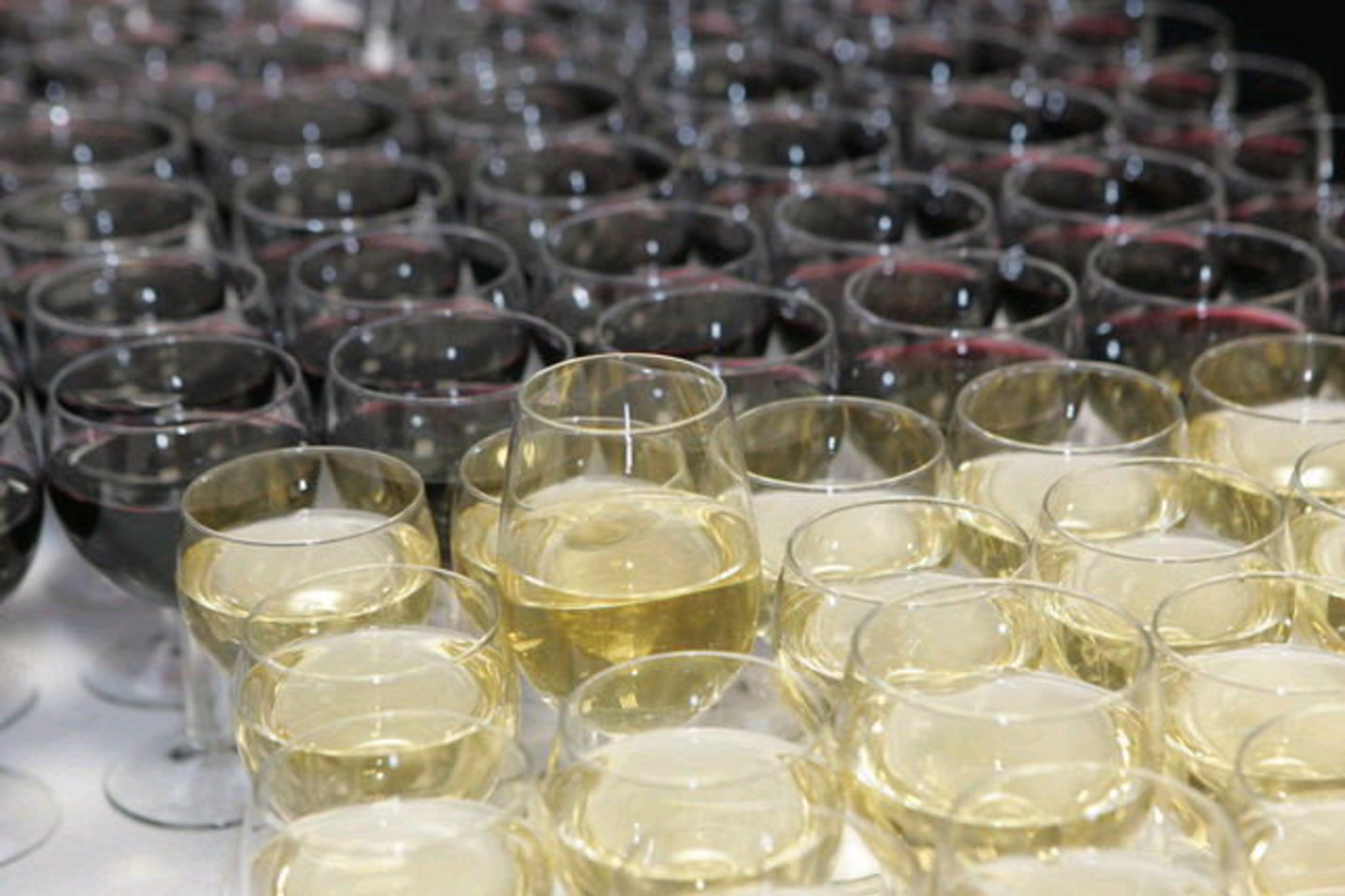 Seime uždraudus prekybą alkoholiu gali sutrumpėti sąrašas norinčių dalyvauti konkurse dėl viešojo maitinimo paslaugų parlamente teikimo.