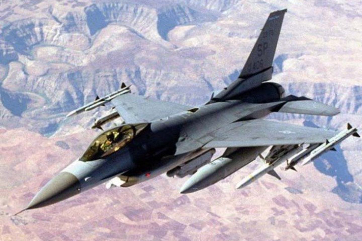 Kai kurie F-16 neskraido keletą savaičių, nes mechanikams tenka labai ilgai laukti atsarginių dalių iš JAV.