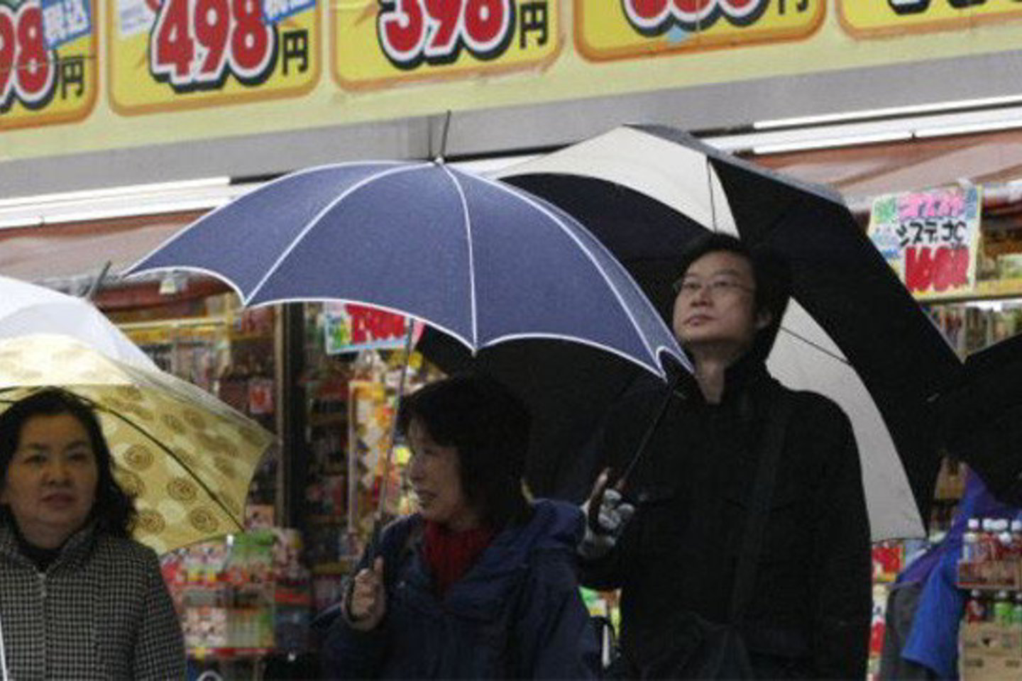 Japonijoje, kuri yra daugiausia budistinė, žmonės Kalėdas paprastai praleidžia su savo mylimaisiais ir keičiasi dovanomis.
