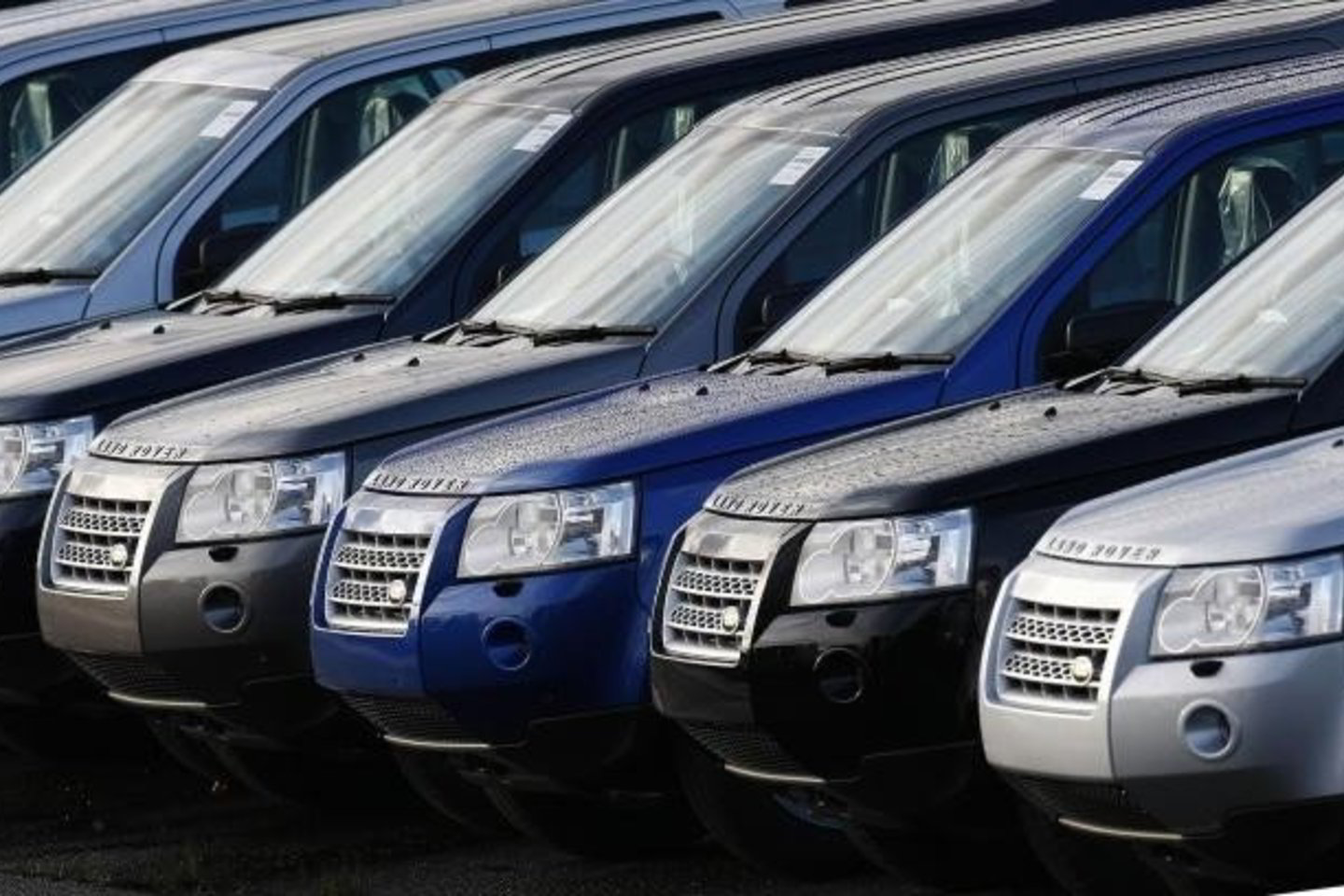 „Land Rover“ sunkiai parduoda mašinas, tad atsisakė naktinės pamainos.