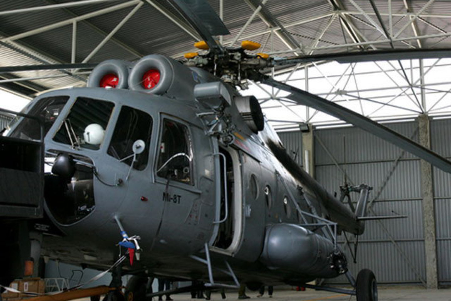 Delegacija skrido sraigtasparniu „Mi-8“, priklausančiu Rumunijos vidaus reikalų ministerijai.
