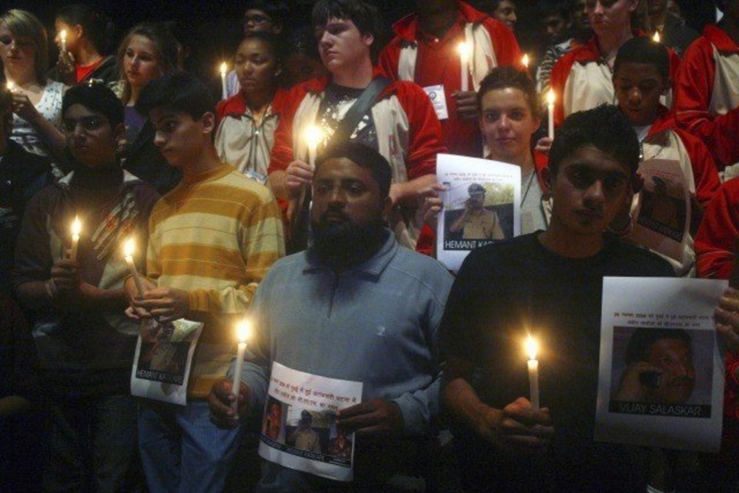 Indai gedi per tragediją žuvusių aukų.