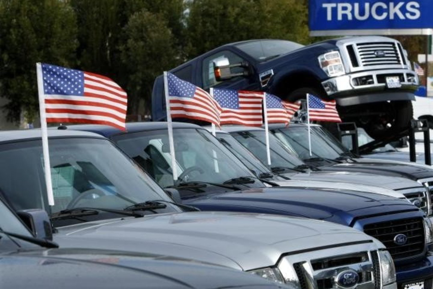 „Ford“ bendrovės pardavimai lapkritį, palyginti su tuo pačiu laikotarpiu pernai, sumažėjo trečdaliu.