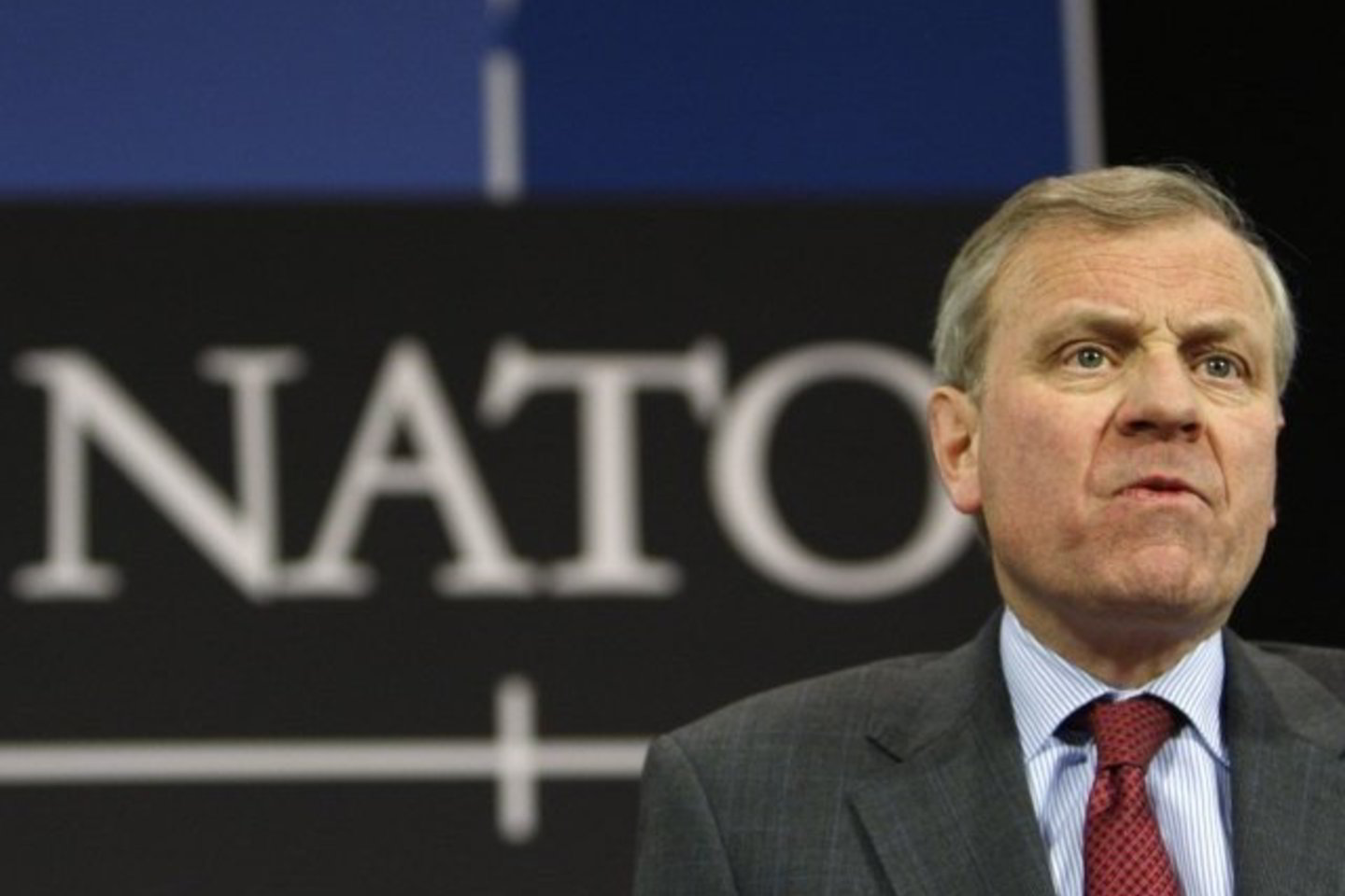 NATO generalinis sekretorius J.de Hoopas Schefferis ir šalių narių ministrai sutarė, kad su Rusija artimiausiu metu bendraus neformaliai.