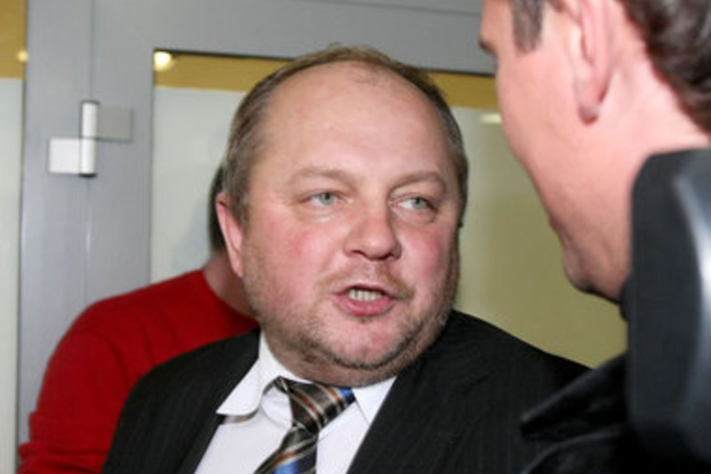 Su Seimo kėde atsisveikinęs G.Mikolaitis priverstas atiduoti tarnybinį telefoną.
