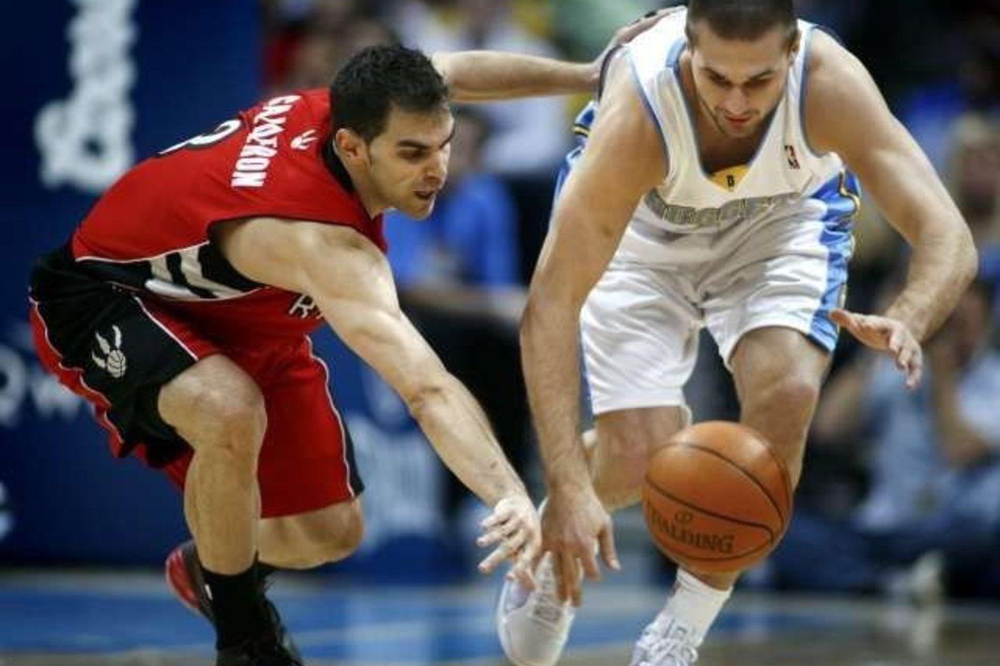 "Nuggets" komandos puolėjas L.Kleiza (dešinėje) 12 taškų prisidėjo prie pergalės prieš "Raptors" krepšininkus.