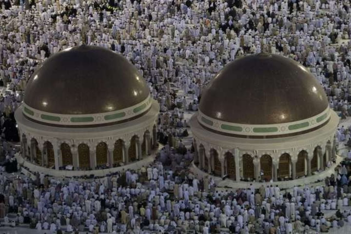 Hadžas, kuris yra vienas iš penkių islamo stulpų, yra bent kartą per gyvenimą, kaip nurodoma Korane, privalomas visiems fiziškai ir finansiškai tai pajėgiantiems musulmonams.