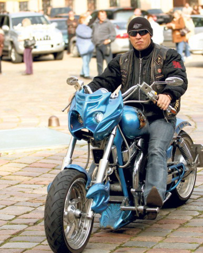 Baikerių klubui vadovaujantis V.Sinkevičius taip pertvarkė „Isuzu Intruder” motociklą, kad iš standartinio modelio liko tik rėmai ir variklis.