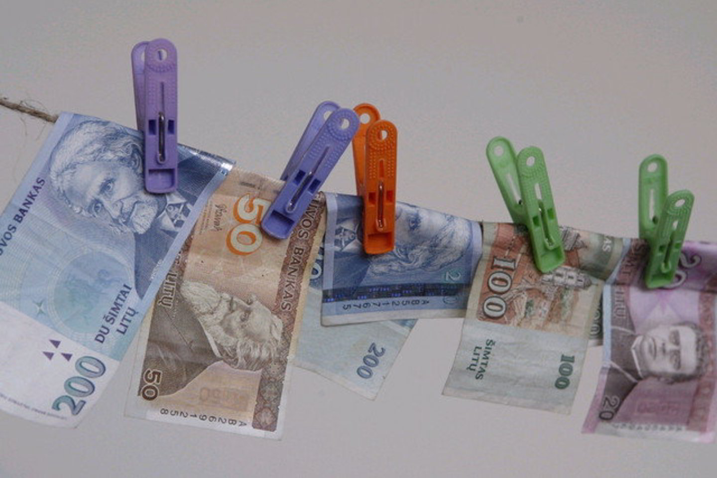 Anksčiau bankai, rieškučiomis žarstę pinigus, jeigu jų dabar ir turi, tai laiko užspaudę.