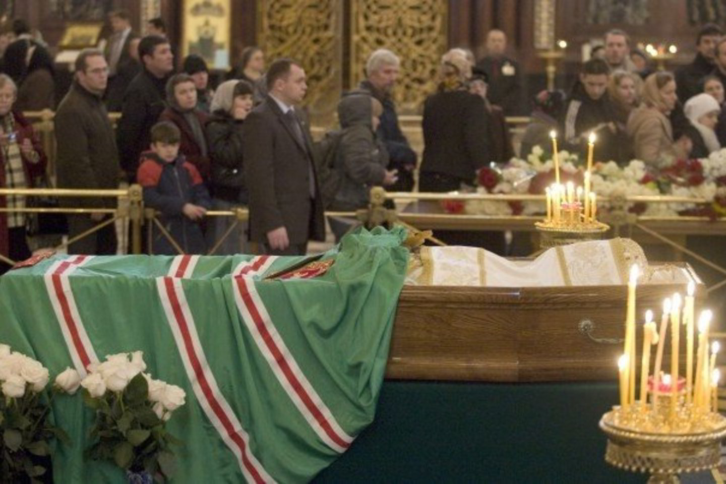 Atsisveikinti su Aleksejumi II ėjo minios žmonių.