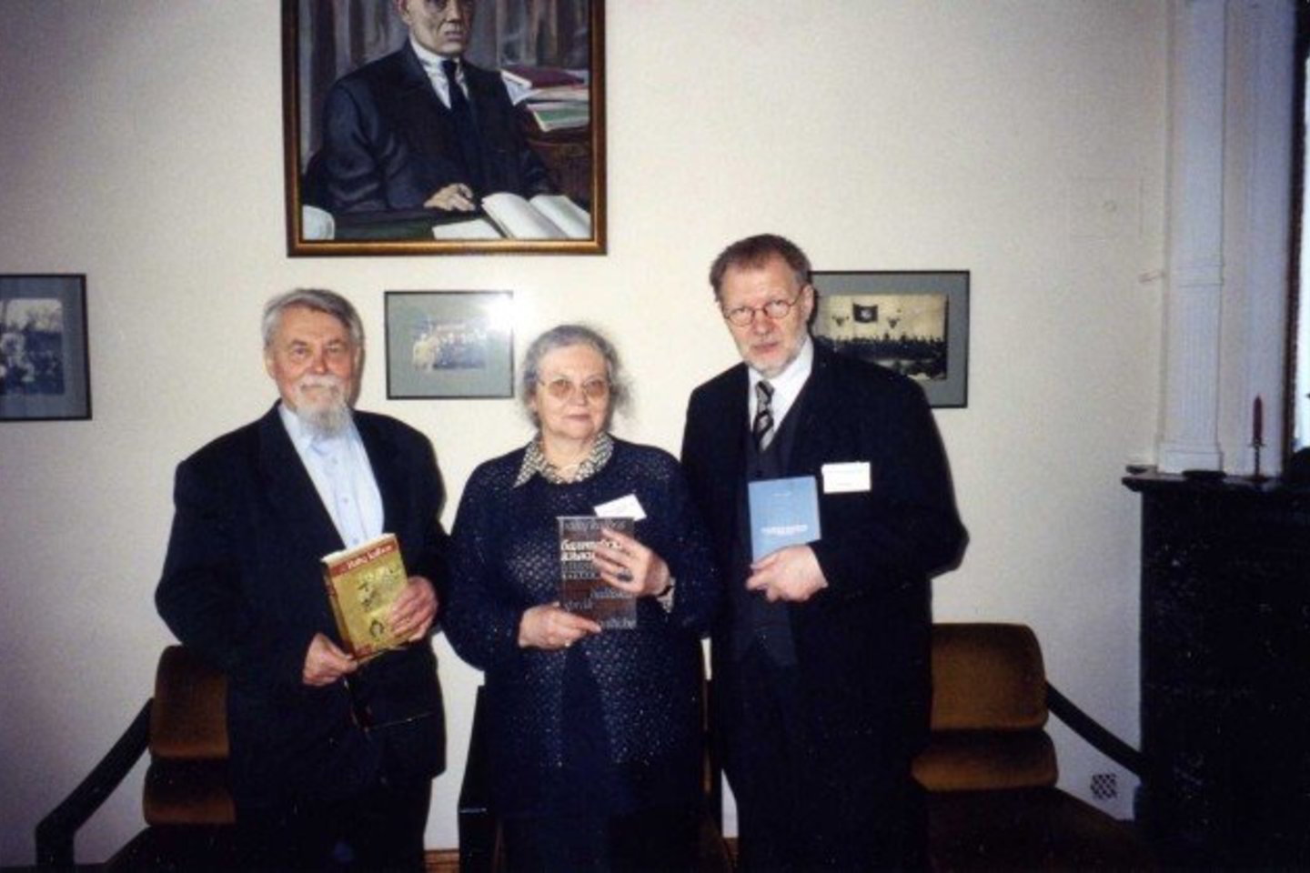 Akademikas V.Toporovas, jo žmona profesorė T.Jakovlevna Jelizarenkova ir Lietuvos kultūros atašė Rusijoje J.Budraitis.