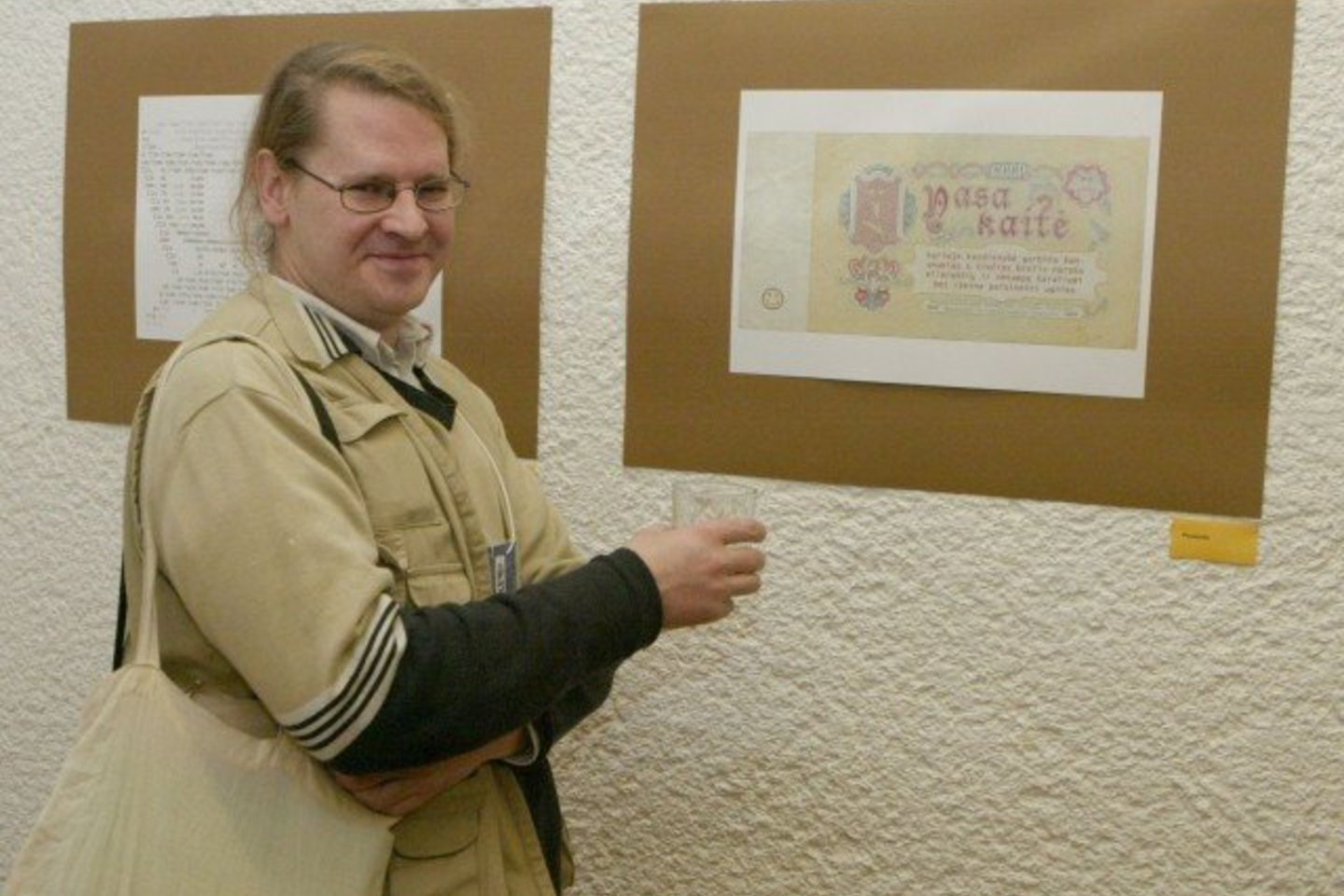 Tradicinės J.Lindės-Dobilo premijos laureatas poetas B.Januševičius į Panevėžį atvežė ir savo kūrinių parodą.