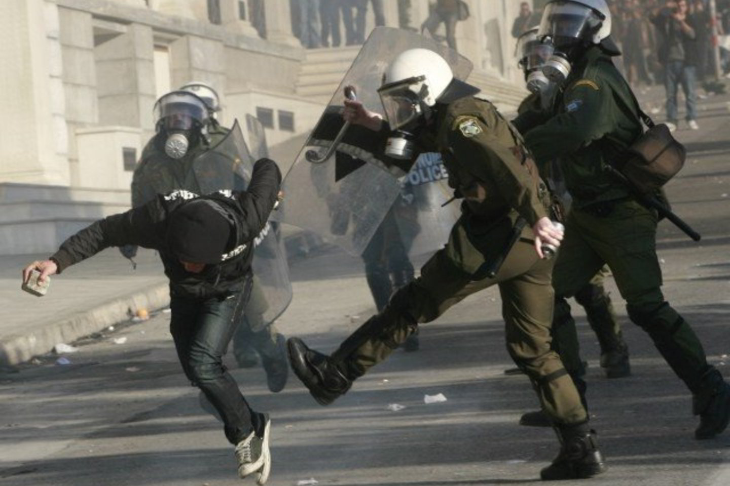Policijos pareigūnai įvairiais būdais tramdo protestuotojus.