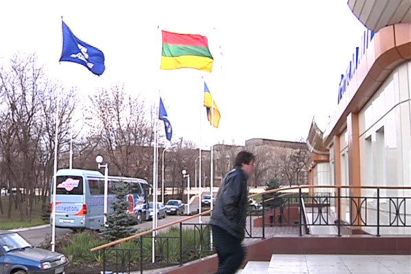 Viešbučio darbuotojai greitai sureagavo į vilniečių prašymą pakabinti vėliavą tinkamai.