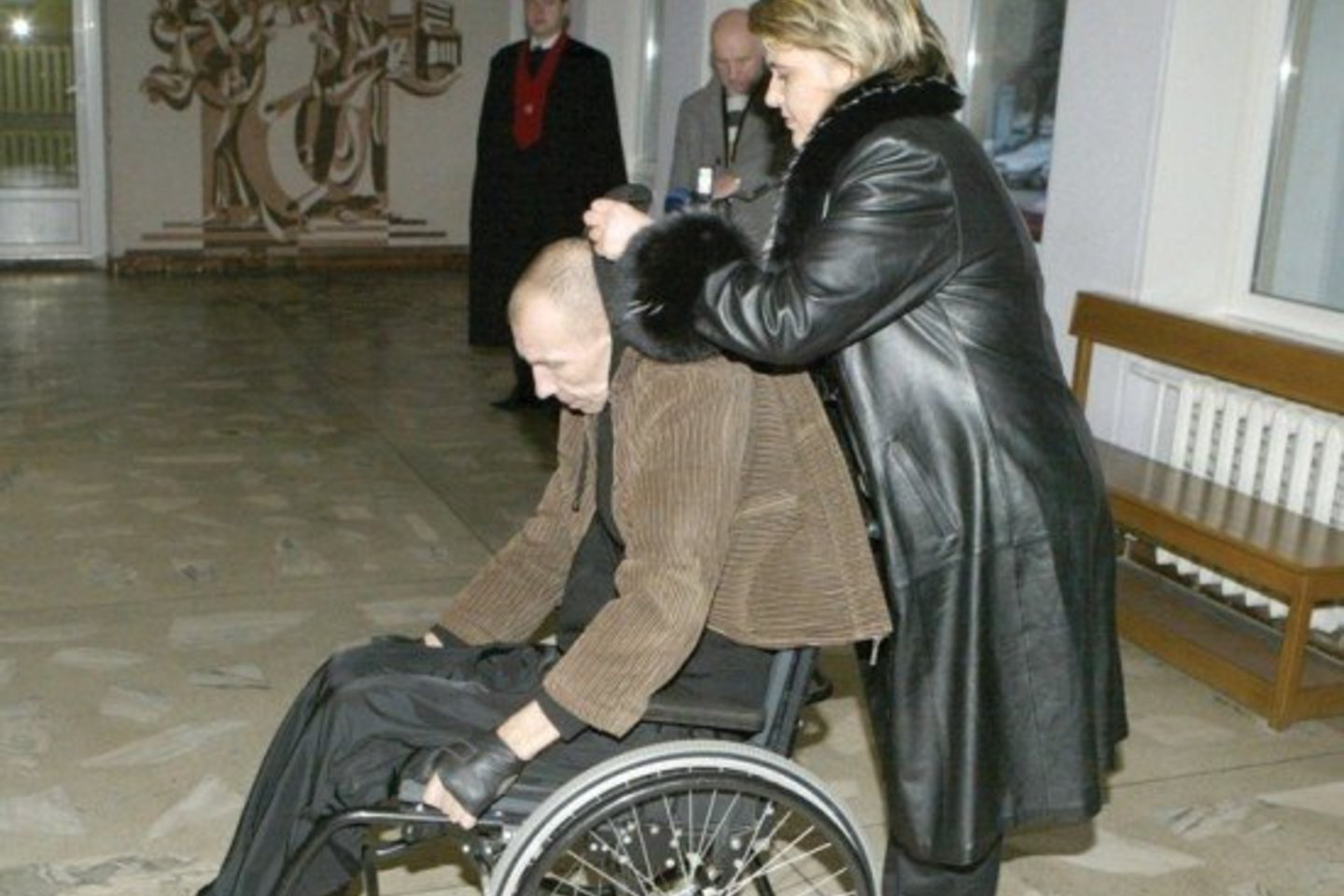 Į teismą atvykęs A.Lapinskas atrodė visiškas bejėgis, jam nuolat padėjo žmona.