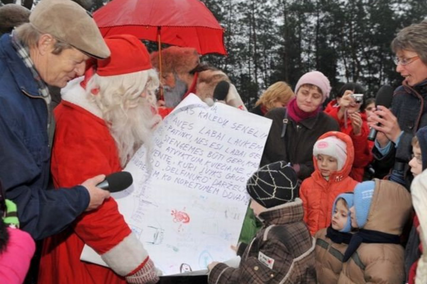 Darželio „Delfinukas“ auklėtiniai Joulupukiui įteikė laišką.