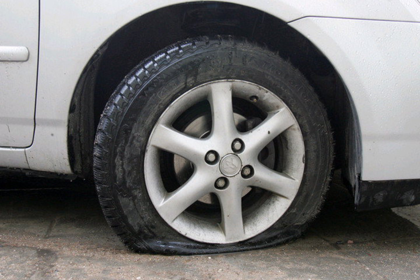 Kol vairuotojas keitė prakiurusią padangą, vagys apšvarino automobilio saloną.