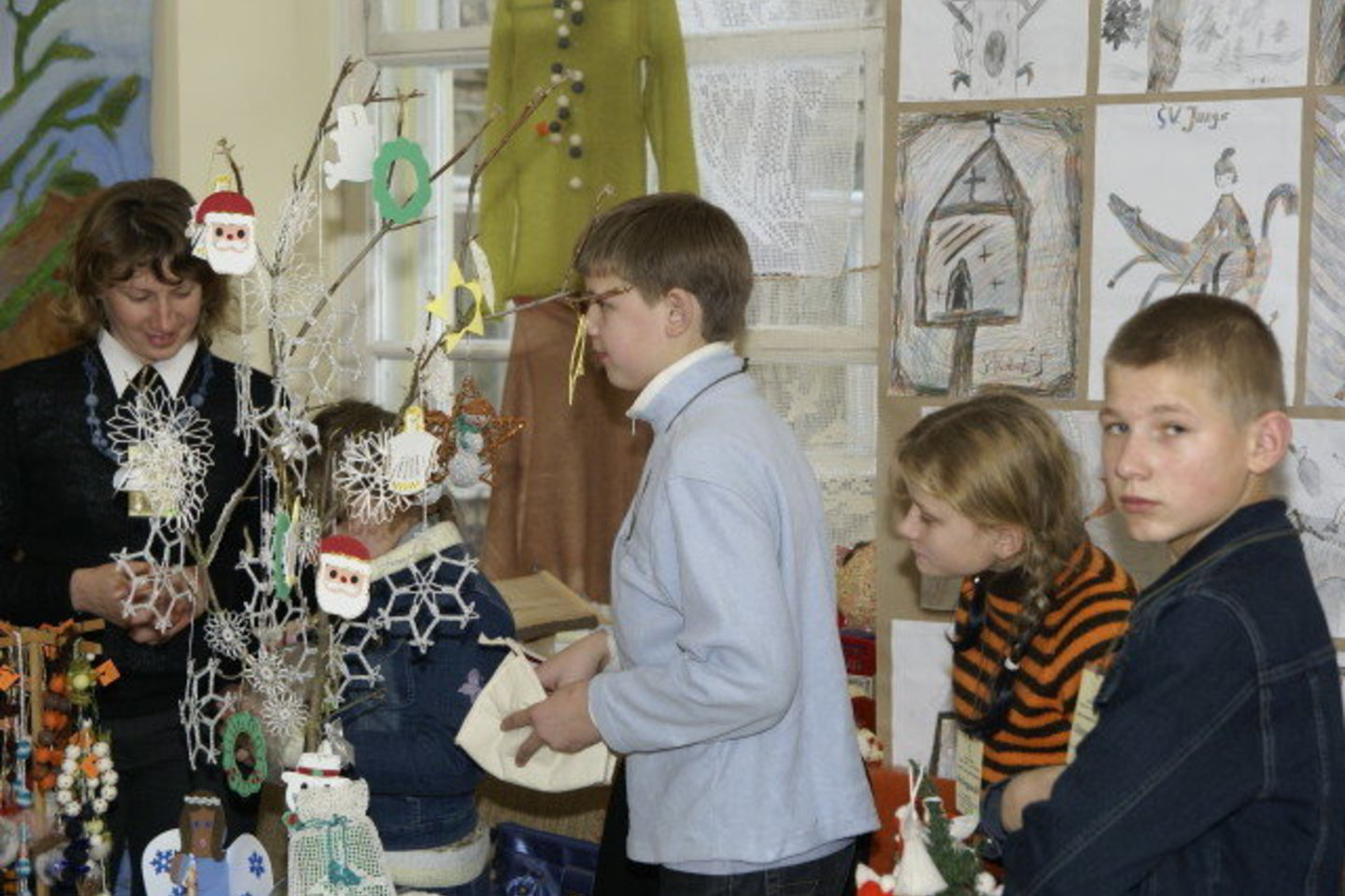 Parodoje savo kurtais darbeliais tradiciškai prekiaus patys autoriai.