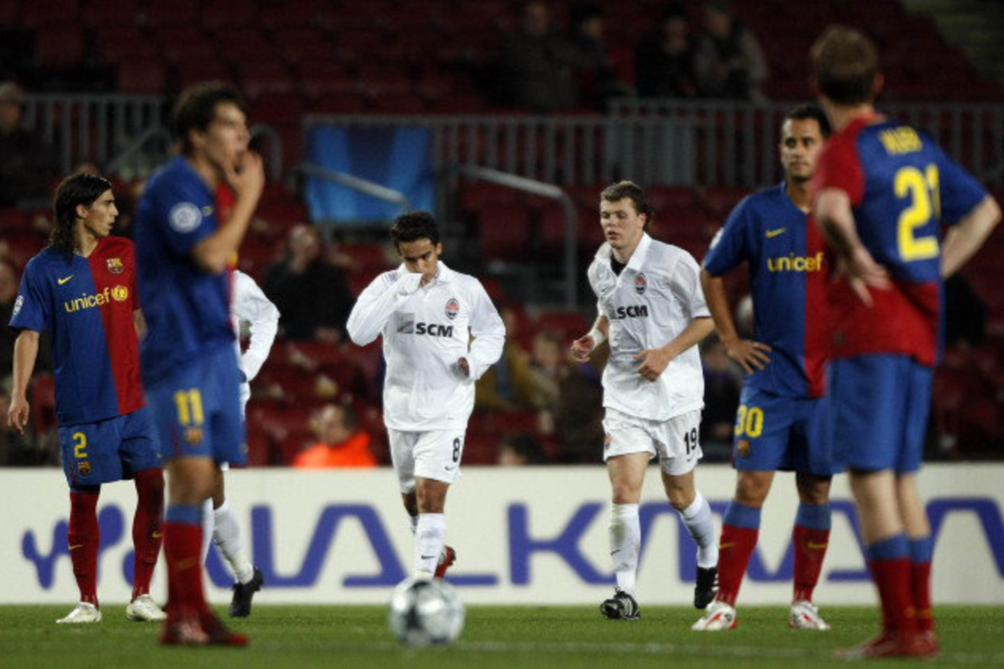 "Barcelona" futbolininkams teko nuryti karčią piliulę "Nou Camp" stadione, kur šeimininkavo Donecko žaidėjai (balti marškinėliai).