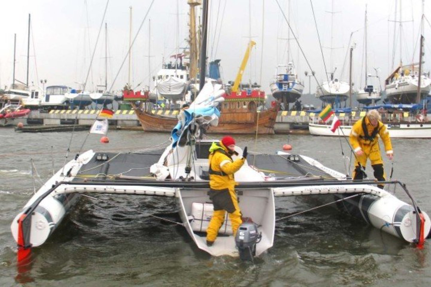 Trimaranu „Playing for Success“ plaukiantys vokiečiai T.Reinke ir M.Valtheris nori įrodyti, jog Baltijoje galima buriuoti ir žiemą.